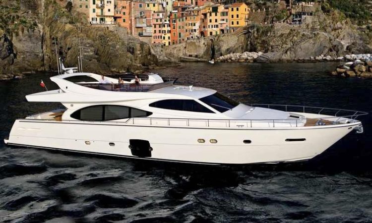 lavitalebela-luxury-yacht-charter-1-cruising